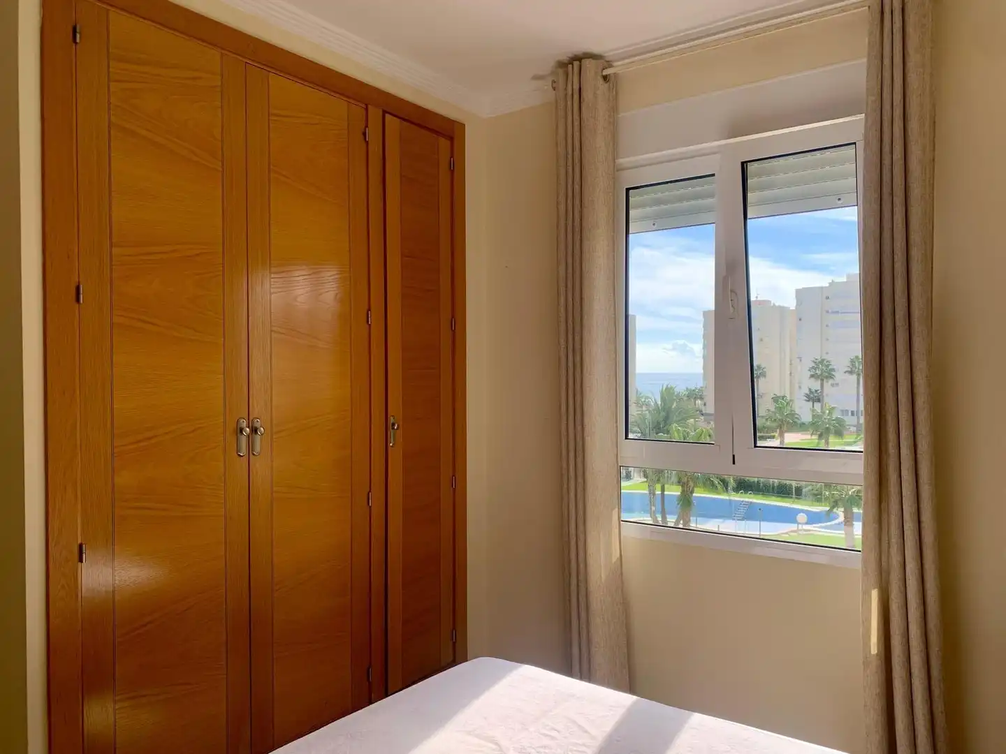 Habitación de Apartamento de alquiler en Alicante / Alacant con Terraza, Amueblado y Piscina comunitaria