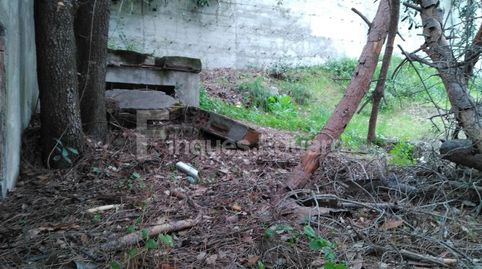 Parcel.la de  900m2 ascendent amb varis nivells. Hi ha caseta per les eines del jardí de 15m2. Molt ben situada dintre de l' urban