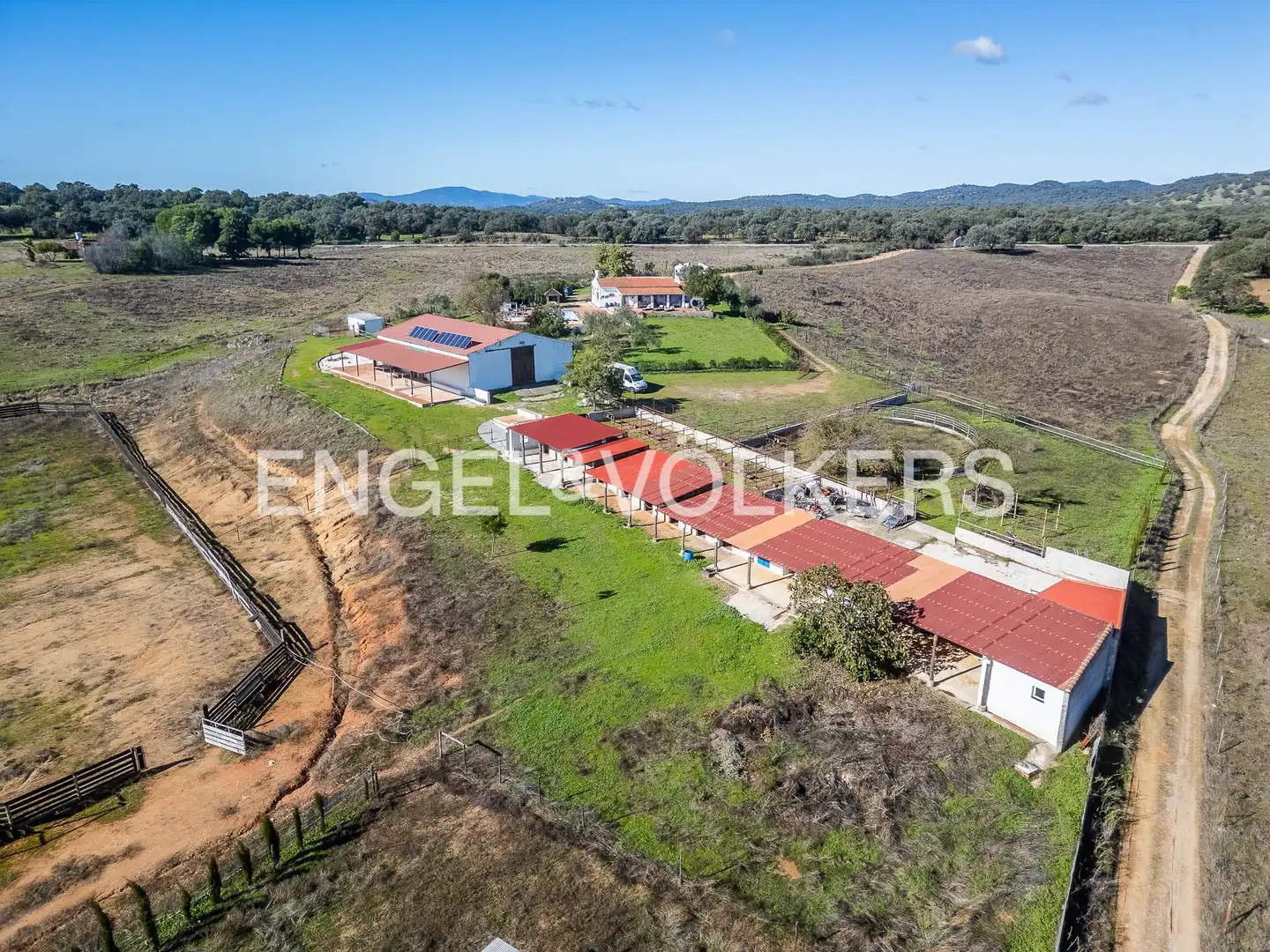 Vista exterior de Finca rústica en venda en Cazalla de la Sierra amb Calefacció