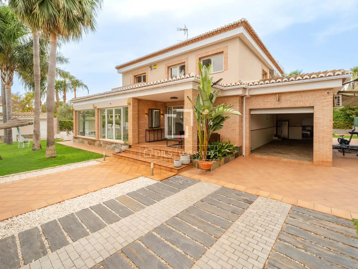 Vista exterior de Casa o xalet de lloguer en Bétera amb Aire condicionat, Jardí privat i Moblat
