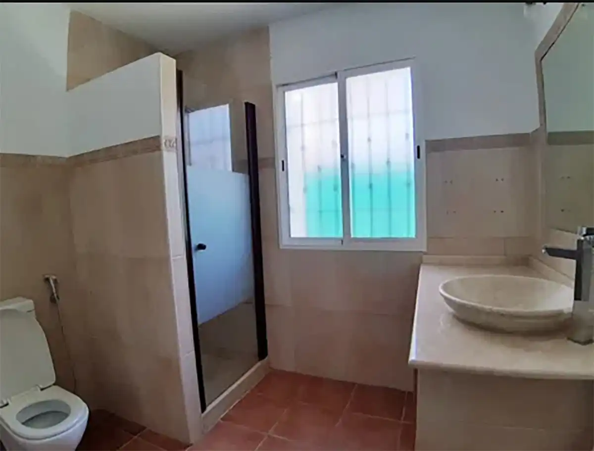 Bany de Casa adosada en venda en Marbella amb Aire condicionat, Calefacció i Jardí privat