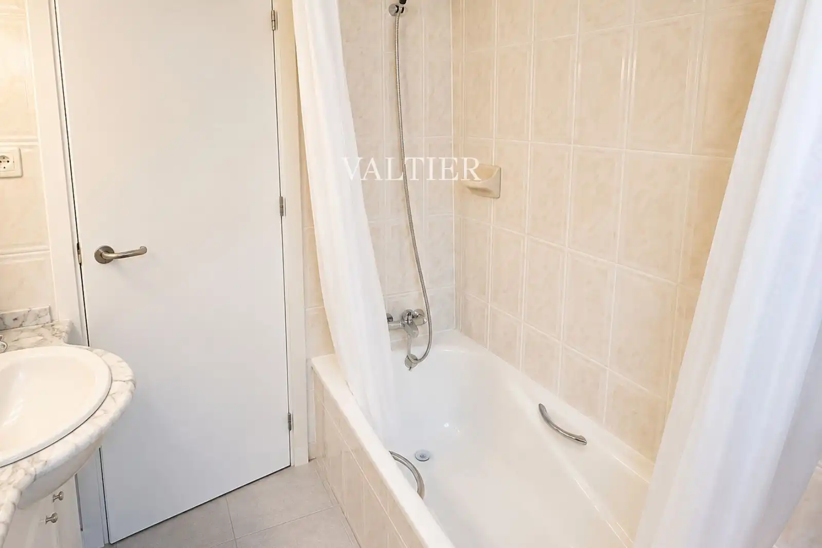 Baño de Ático de alquiler en Madrid con Aire acondicionado y Amueblado