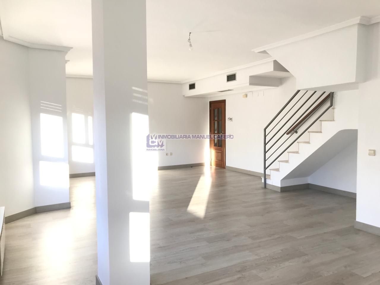 Sala d'estar de Dúplex de lloguer en Cáceres Capital amb Aire condicionat i Calefacció