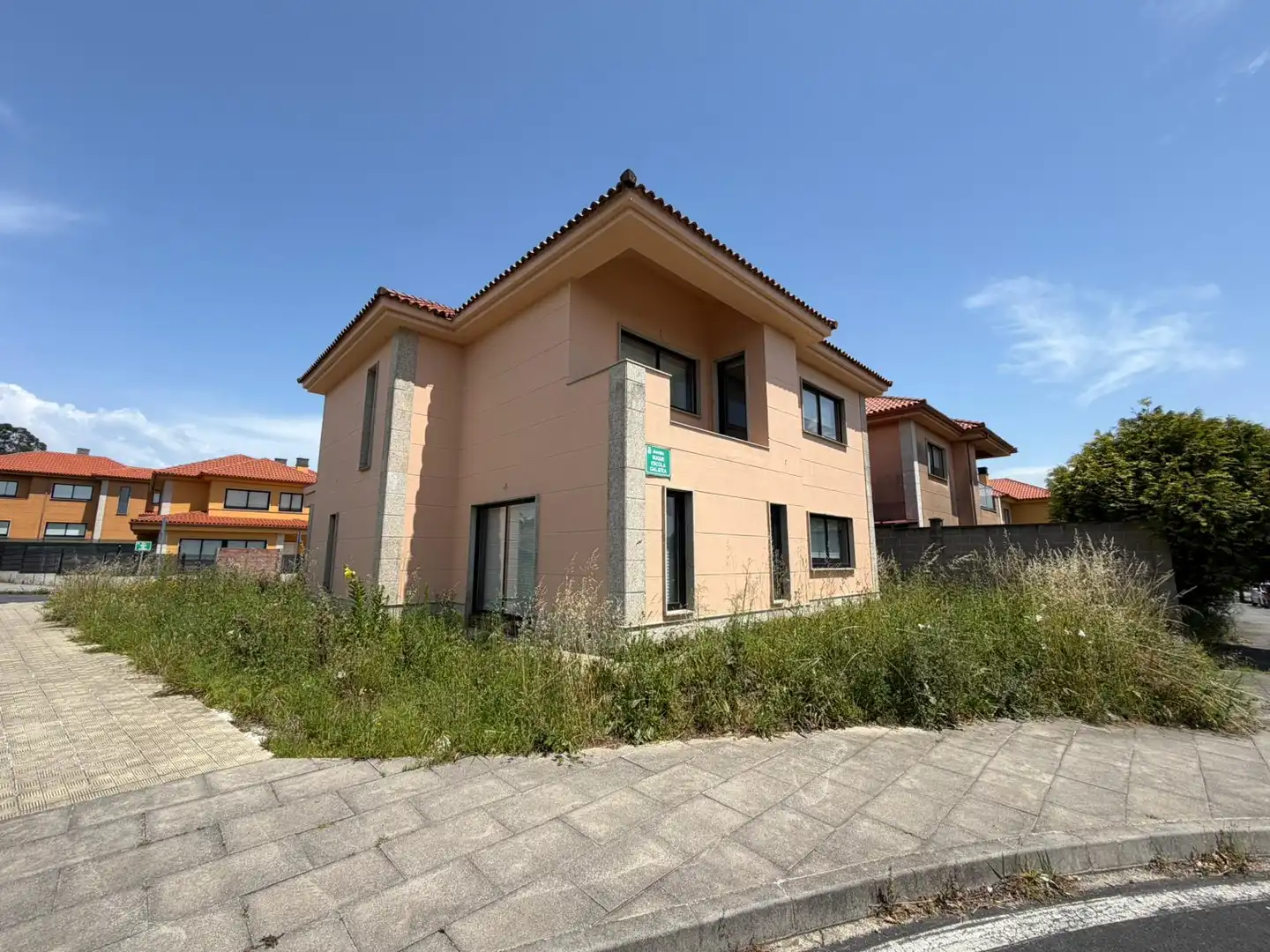 Vista exterior de Casa adosada en venda en Ferrol amb Jardí privat, Parquet i Balcó