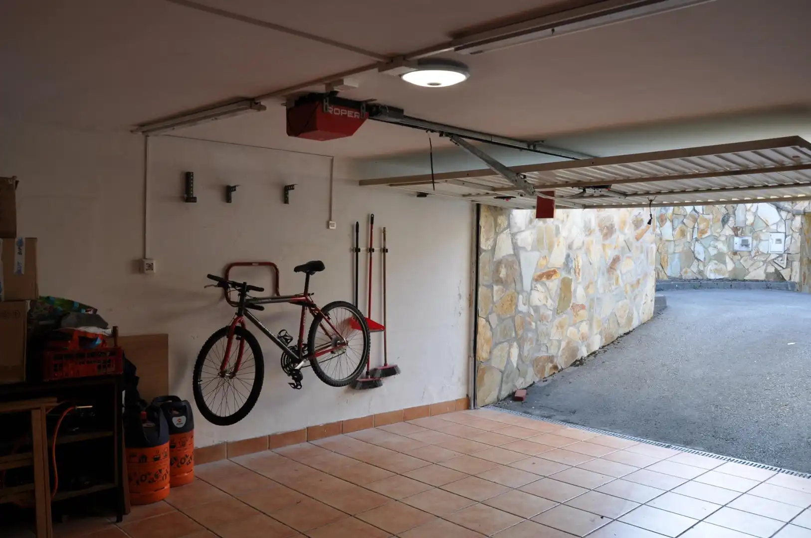 Parking de Casa o chalet en venta en Castro-Urdiales con Calefacción, Jardín privado y Terraza