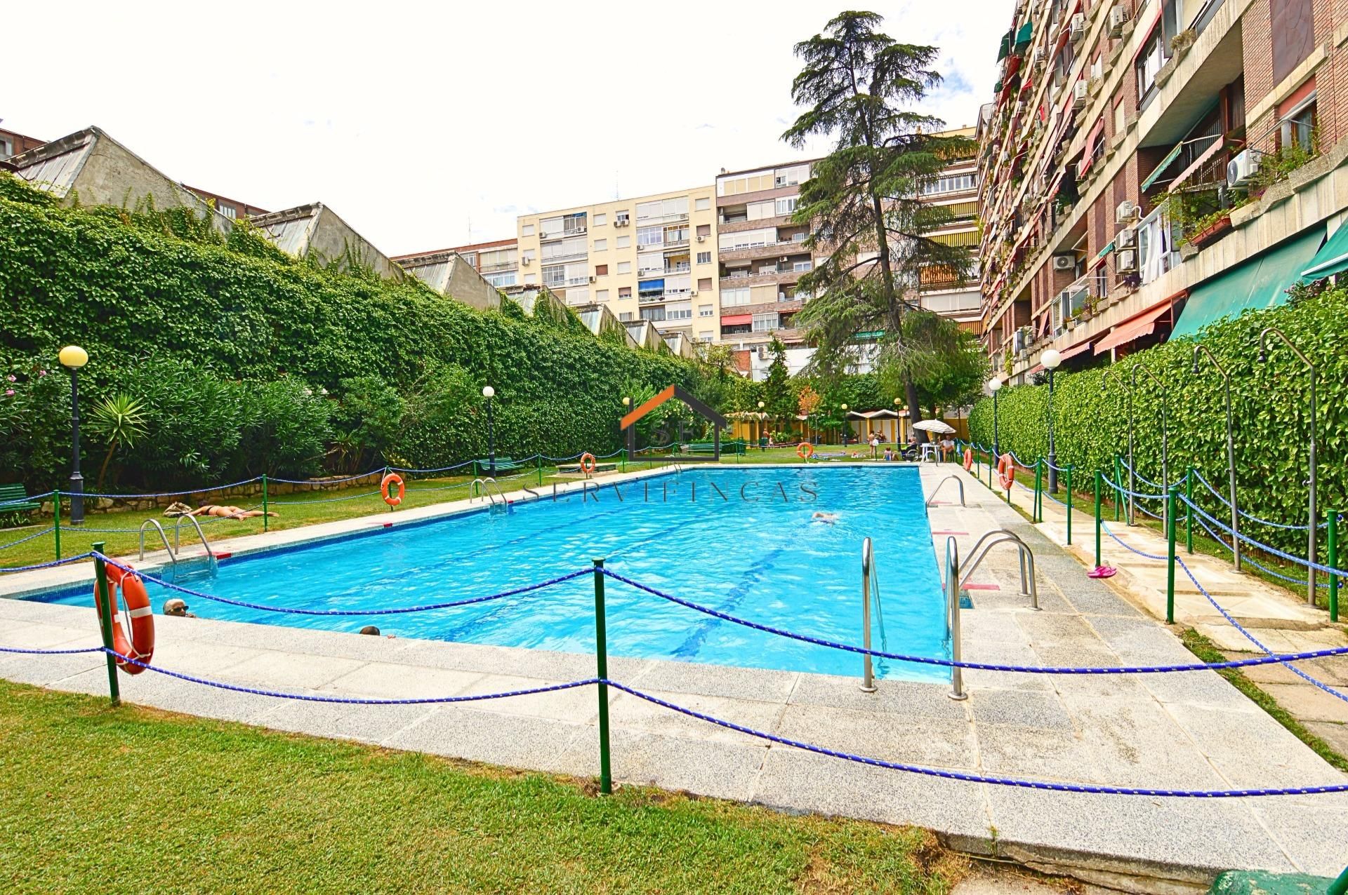 Piscina de Pis en venda en  Madrid Capital amb Calefacció, Jardí privat i Terrassa
