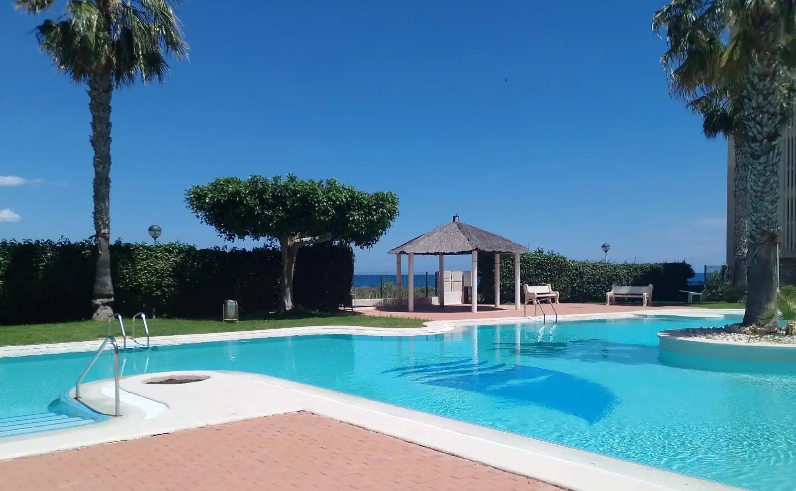 Schwimmbecken von Erdgeschoss zur Miete in El Campello mit Klimaanlage, Privatgarten und Möbliert