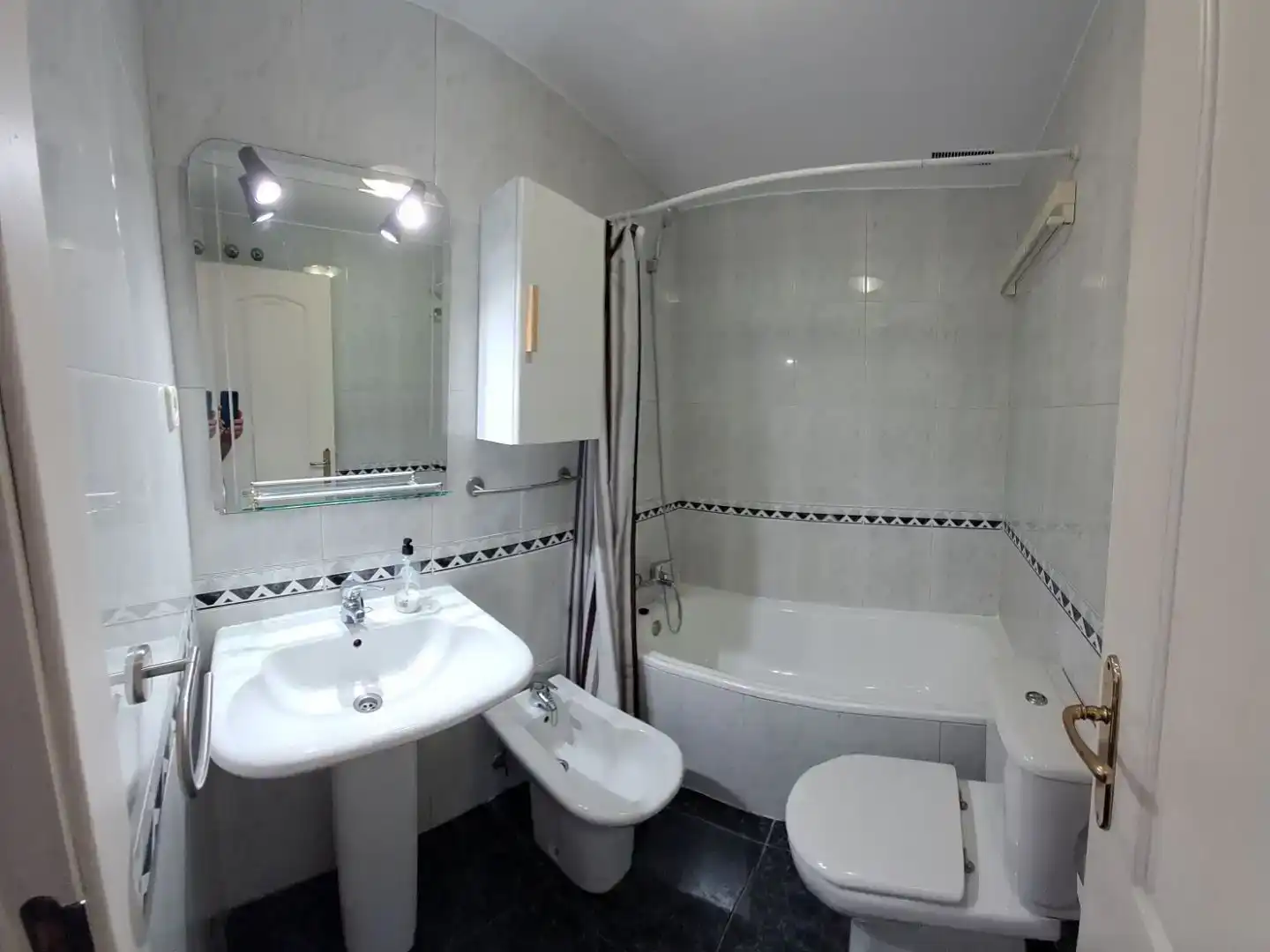 Baño de Estudio de alquiler en Madrid con Aire acondicionado, Parquet y Amueblado