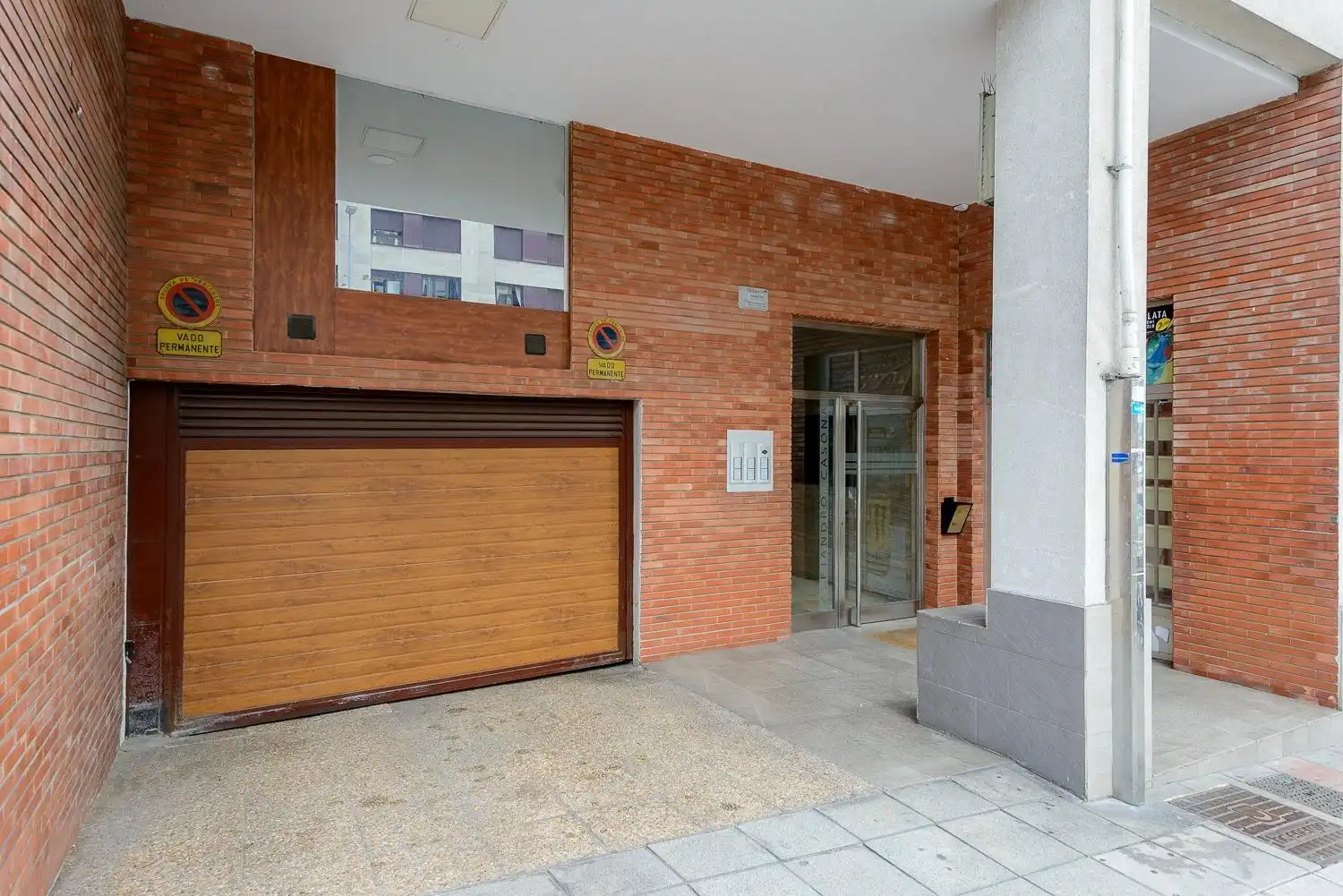 Vista exterior de Pis en venda en Oviedo  amb Calefacció, Moblat i Balcó