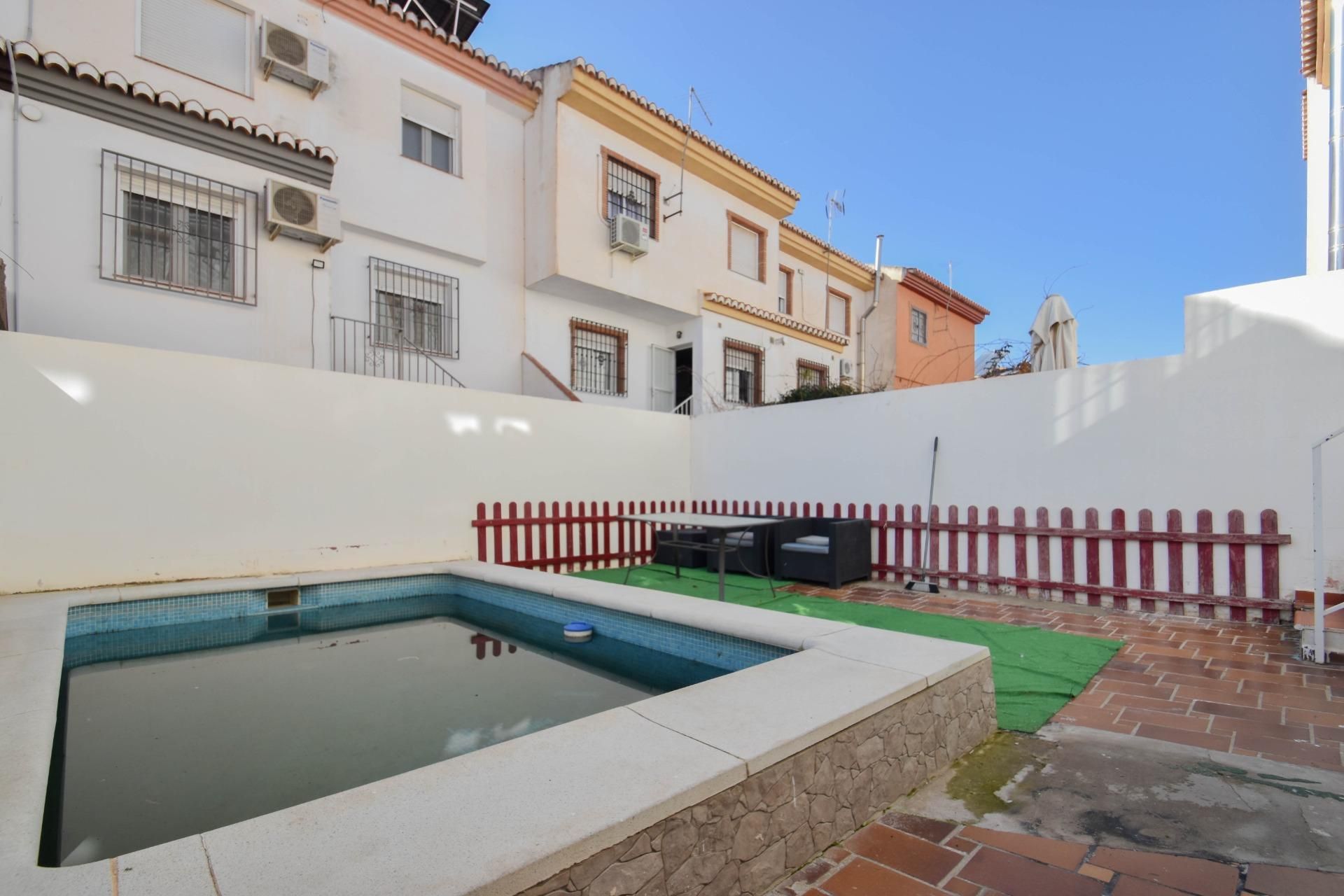 Exterior view of Single-family semi-detached for sale in Cúllar Vega  with Air Conditioner, Private garden and Terrace