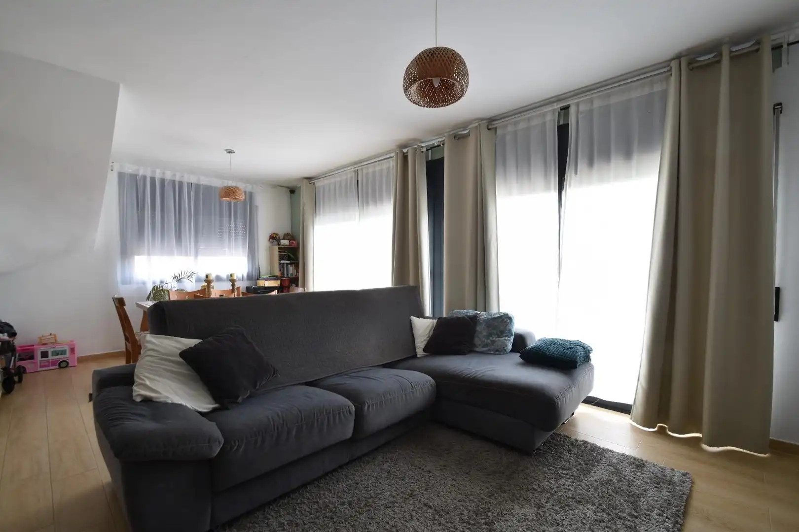 Sala d'estar de Casa adosada en venda en Cunit amb Aire condicionat, Jardí privat i Terrassa