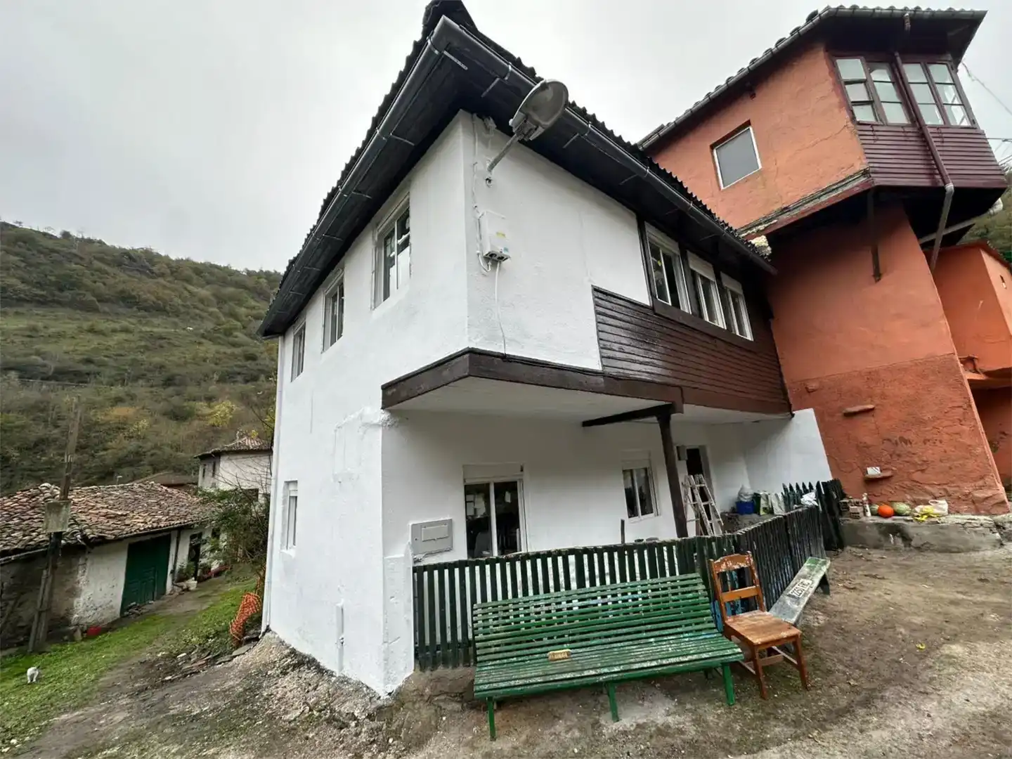Vista exterior de Casa adosada en venda en Lena