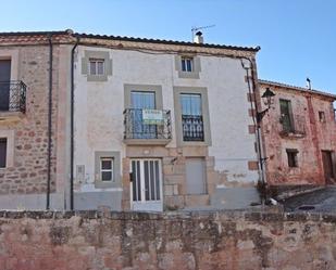 Vista exterior de Casa adosada en venda en Salas de los Infantes amb Calefacció i Traster