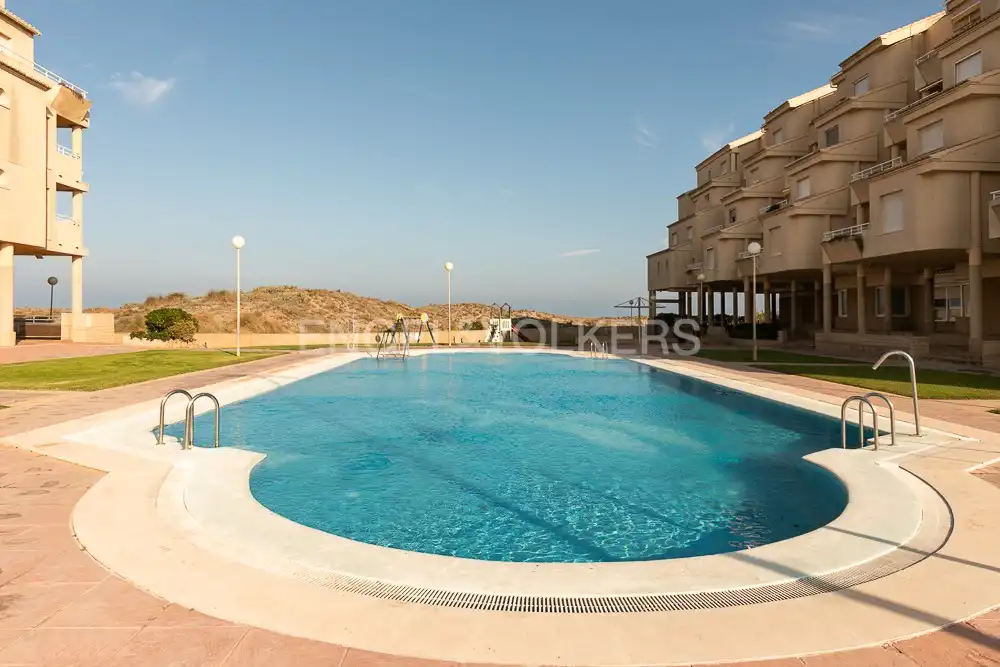 Schwimmbecken von Wohnung zum Verkauf in Valencia mit Heizung, Privatgarten und Terrasse