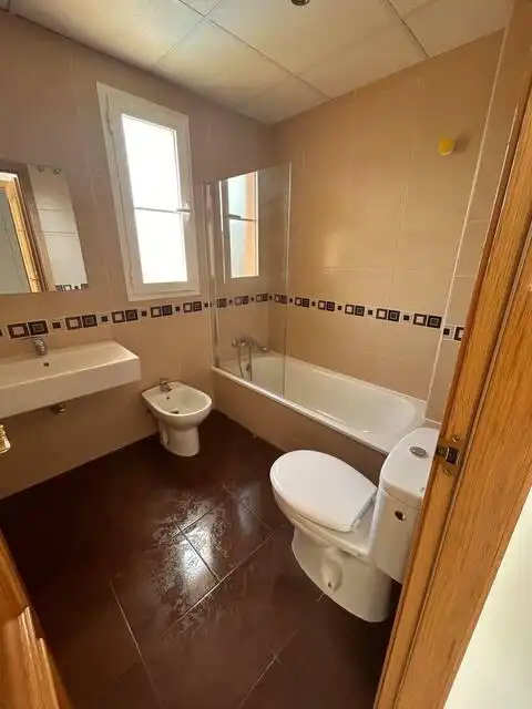 Baño de Ático de alquiler en Fuengirola con Aire acondicionado, Terraza y Trastero