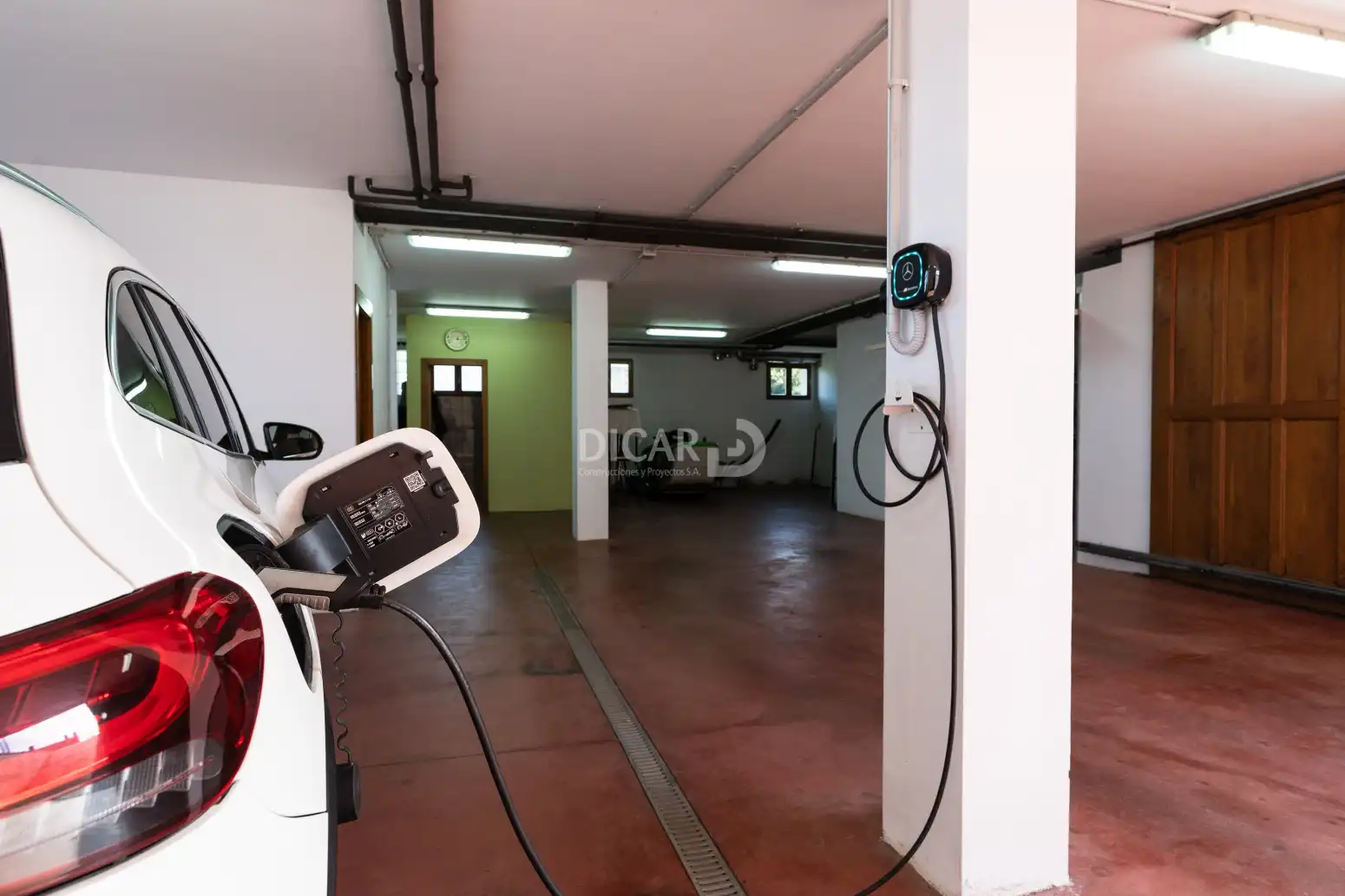 Aparcament de Casa o xalet en venda en Oviedo  amb Calefacció, Jardí privat i Parquet