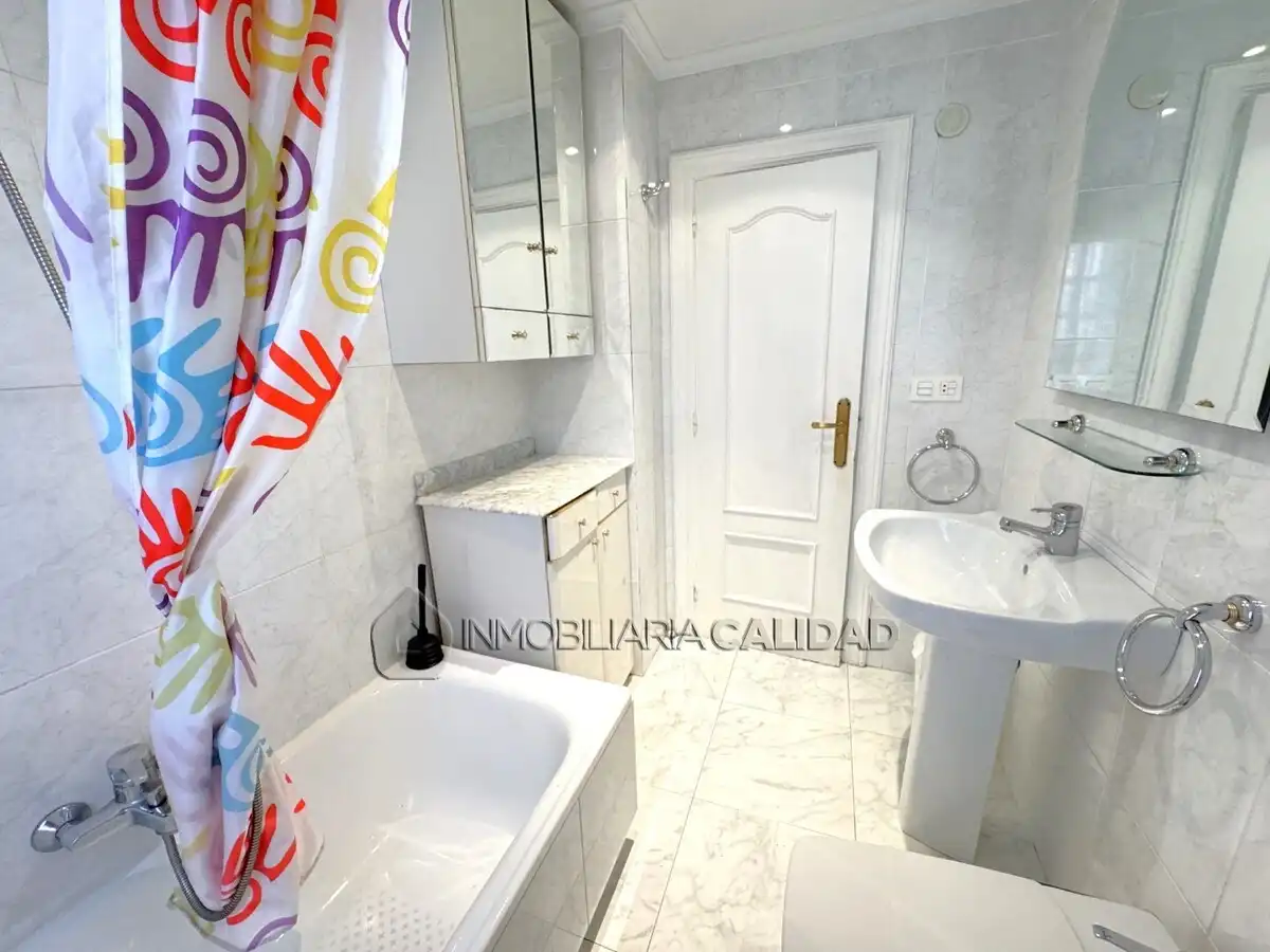 Baño de Piso de alquiler en Burgos con Calefacción, Terraza y Amueblado