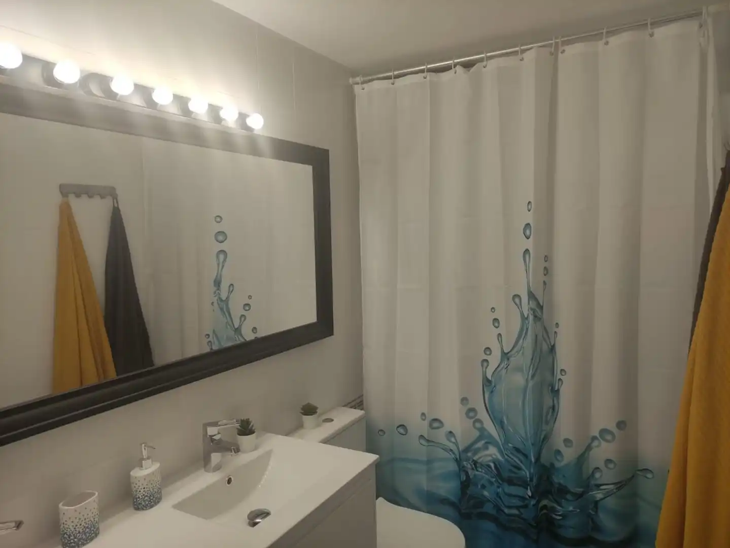 Bany de Apartament de lloguer en Sant Pere de Ribes amb Moblat, Microones i TV