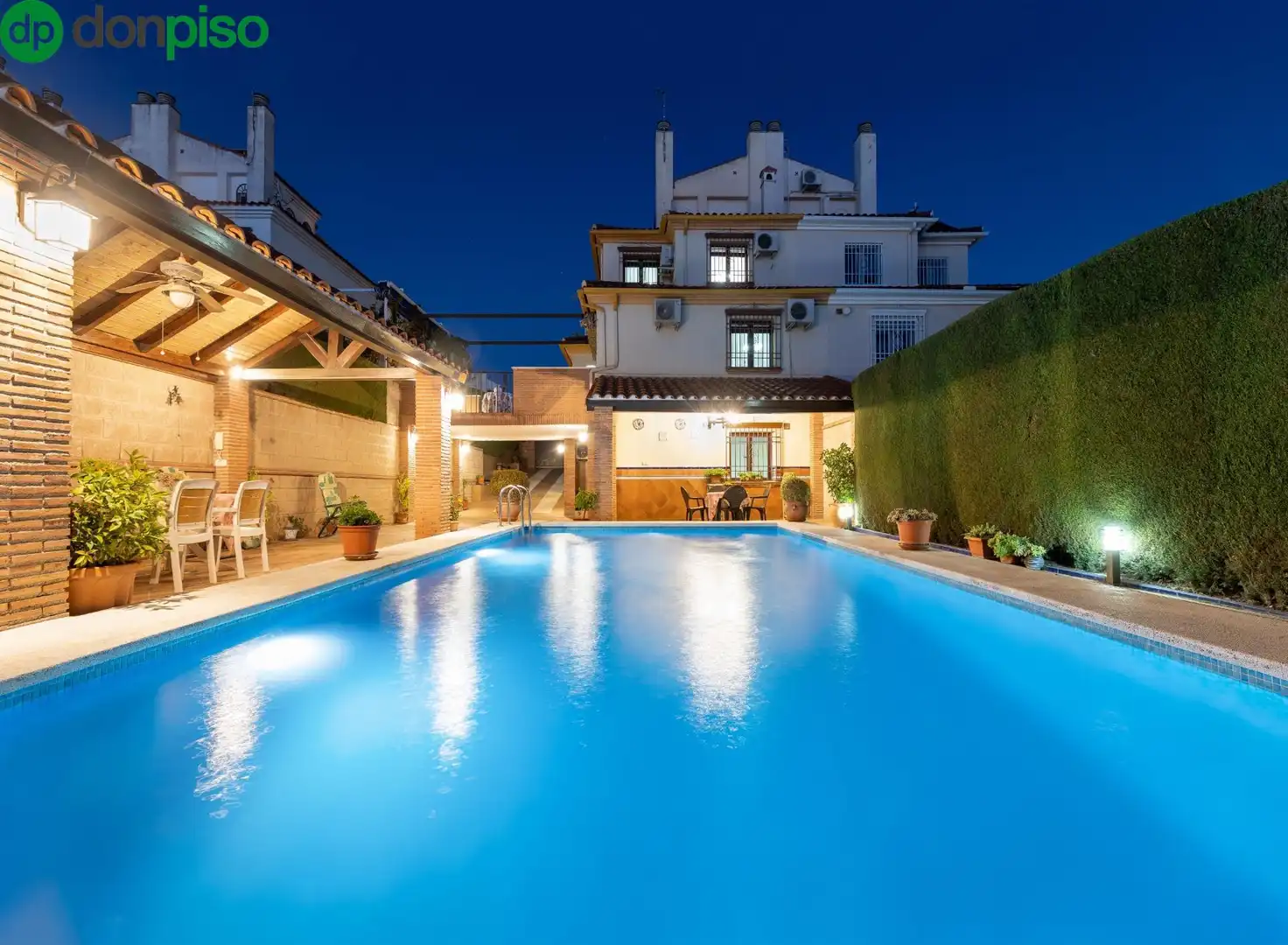 Adossat amb piscina en venda a Calle MIMBRES UR.MONTELUZ