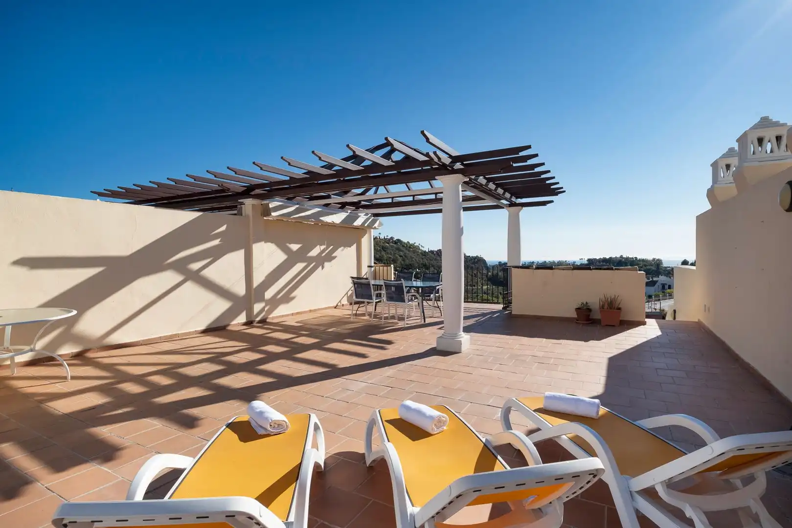 Terrasse von Maisonette zur Miete in Benahavís mit Klimaanlage, Heizung und Privatgarten