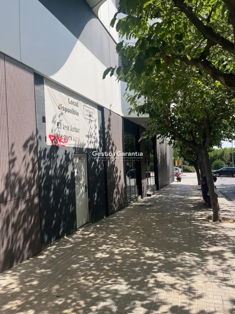 Vista exterior de Local en venta en L'Hospitalet de Llobregat