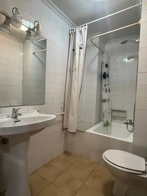 Badezimmer von Wohnung zum Verkauf in Santander mit Heizung, Abstellraum und Ofen