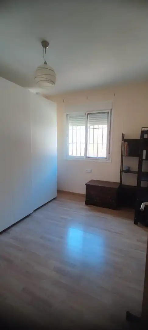 Habitación de Casa adosada en venta en Coria del Río con Trastero, Amueblado y Piscina comunitaria