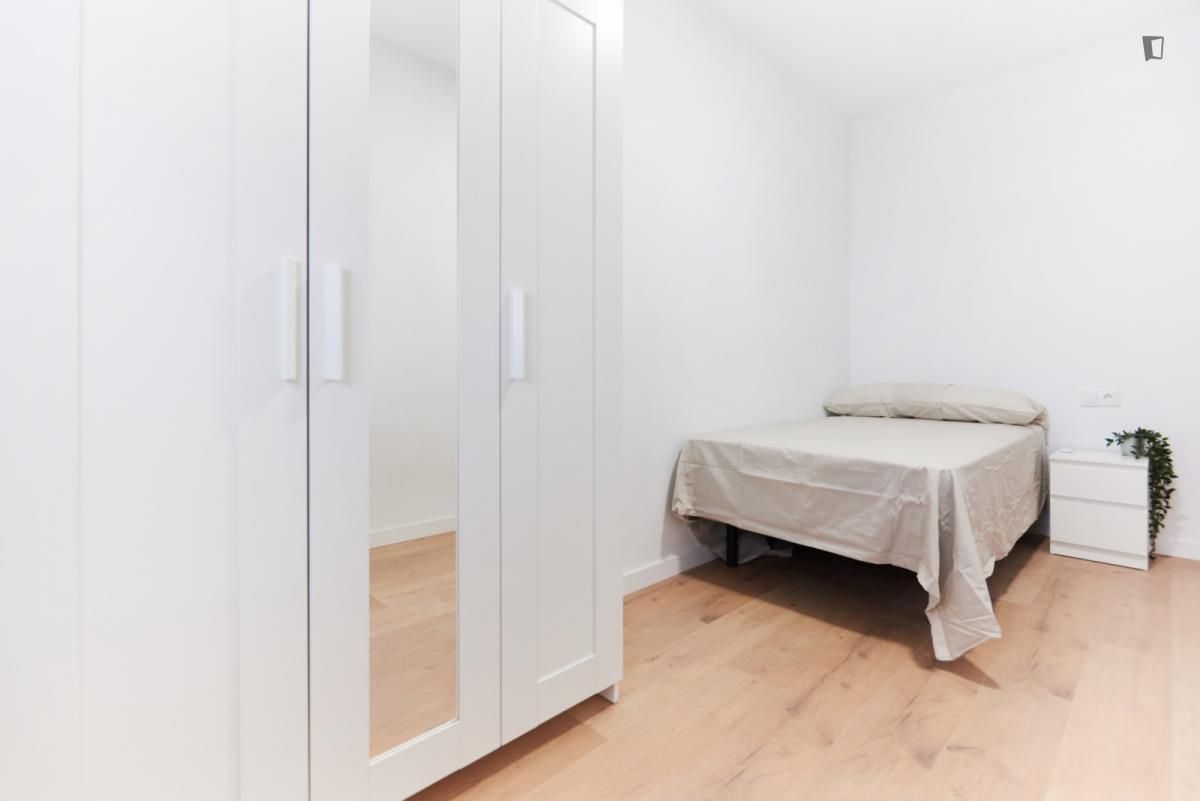 Dormitori de Apartament per a compartir en  Sevilla Capital amb Aire condicionat, Moblat i Forn