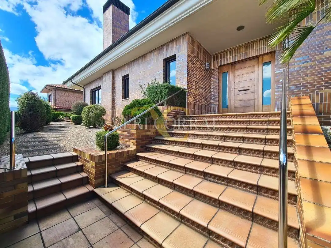 Vista exterior de Casa o chalet en venta en Oviedo  con Calefacción, Jardín privado y Terraza