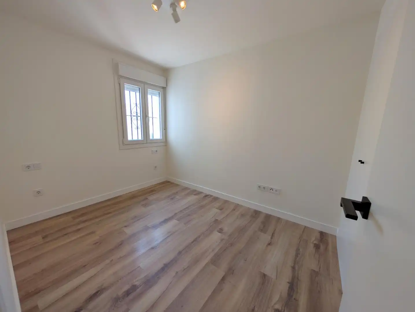 Bedroom of Flat for rent in Sevilla  with Air Conditioner, Heating and Balcony