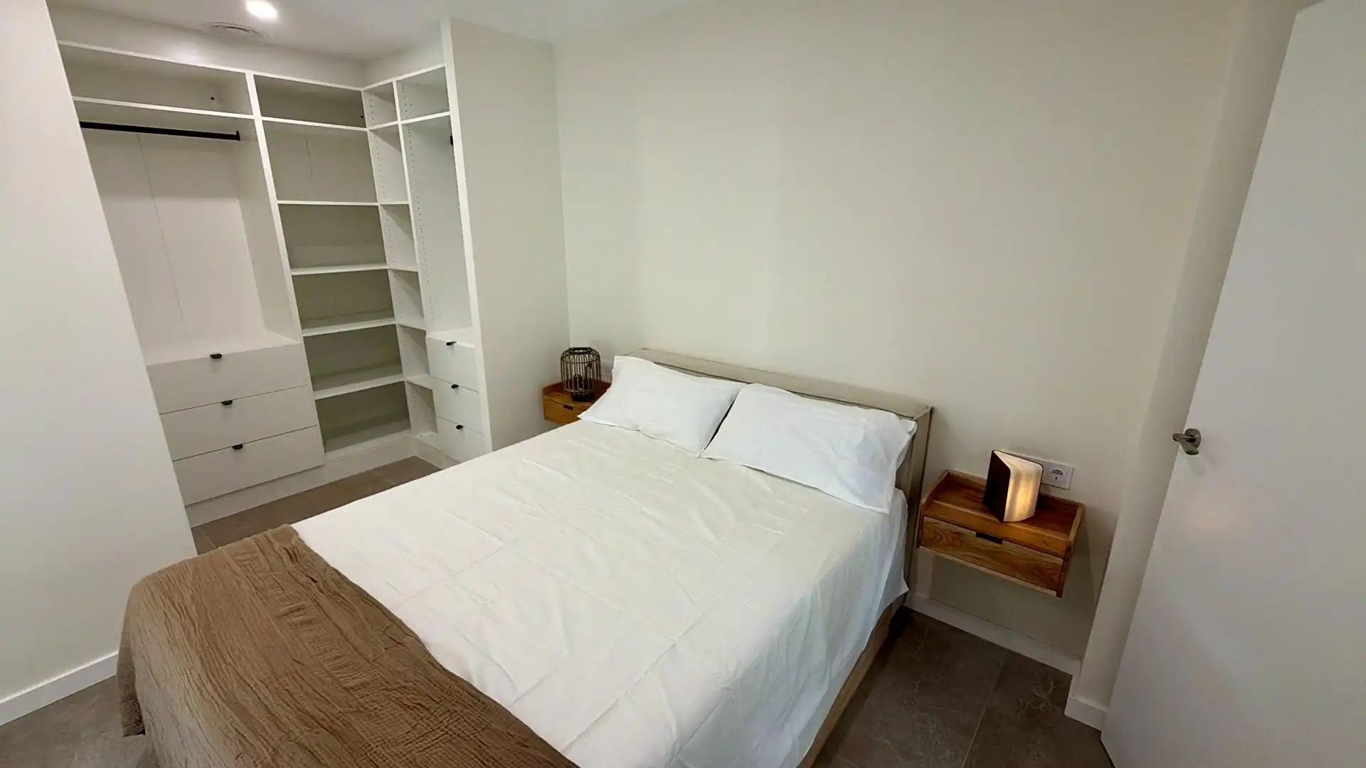 Bedroom of Flat for sale in Valencia  with Air Conditioner, Furnished and Balcony