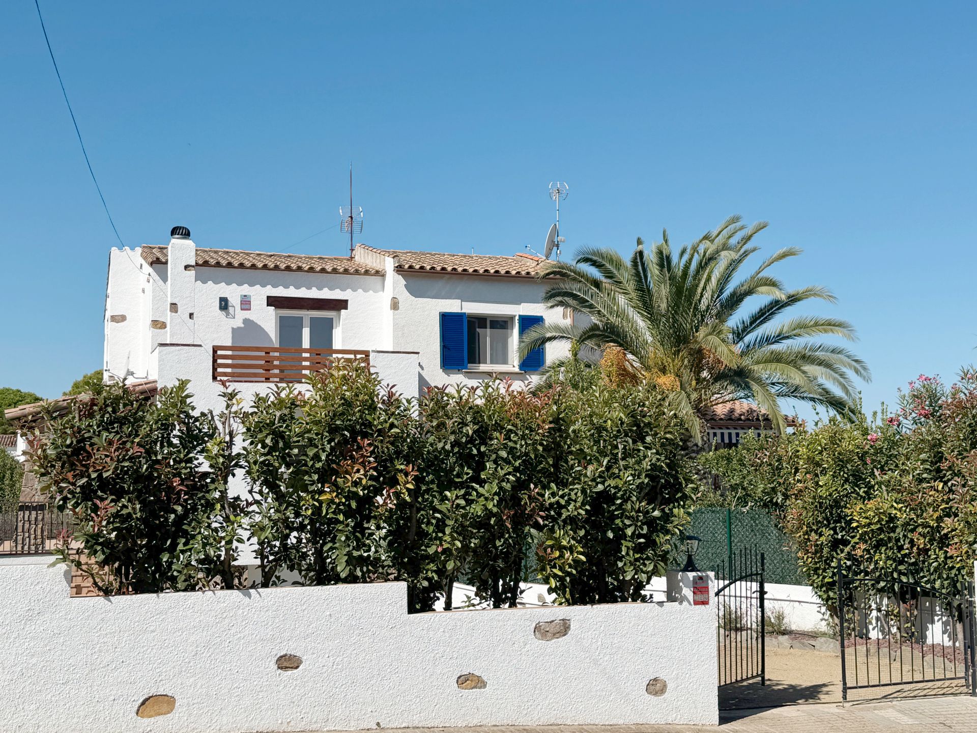 Vista exterior de Casa adosada en venta en L'Escala con Calefacción, Jardín privado y Terraza