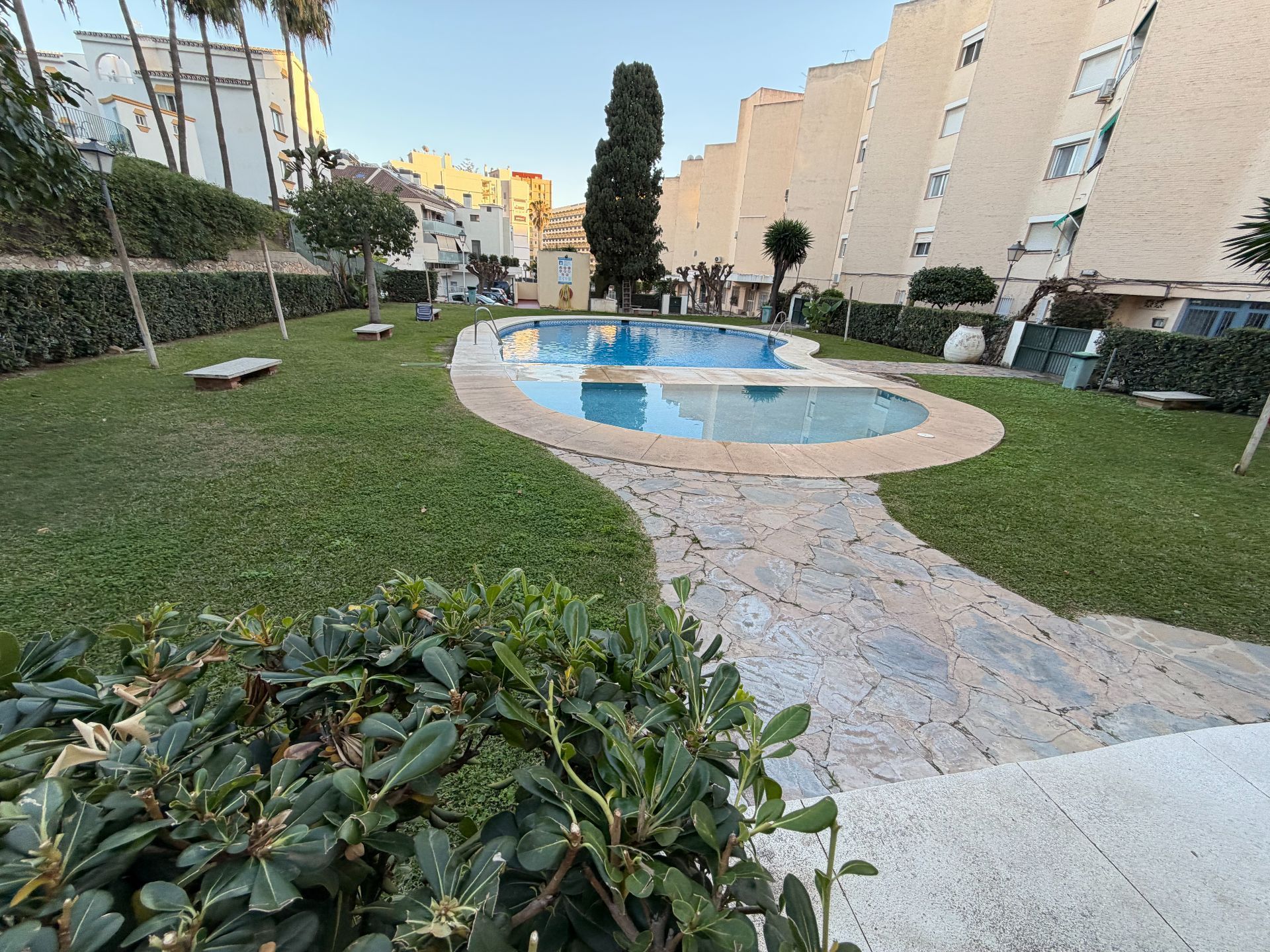 Swimming pool of Flat for sale in Fuengirola  with Air Conditioner, Heating and Community pool