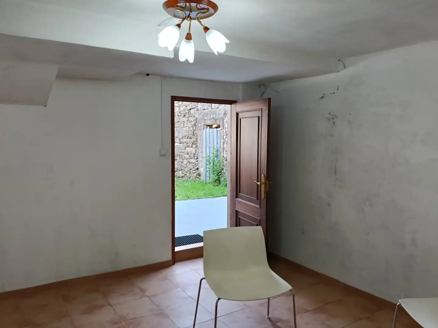 Einfamilien-Reihenhaus zum Verkauf in Carral mit Privatgarten und Abstellraum