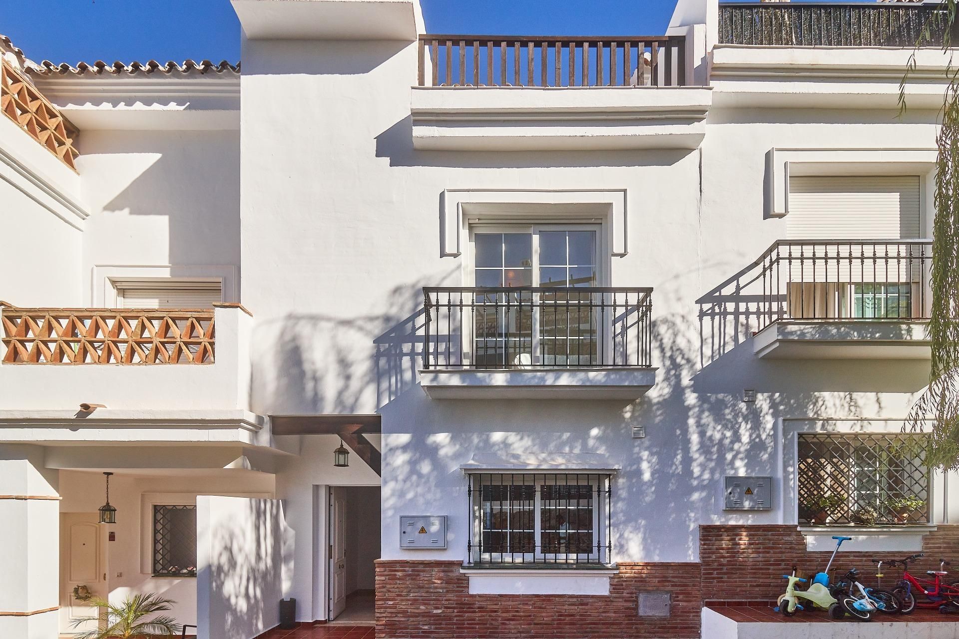 Exterior view of Single-family semi-detached for sale in Alhaurín de la Torre  with Air Conditioner, Heating and Private garden