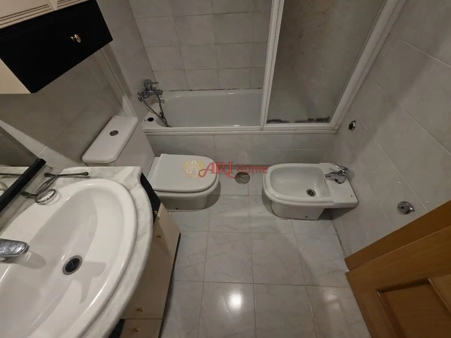 Bathroom of Flat for sale in Fuenlabrada  with Air Conditioner, Heating and Swimming Pool