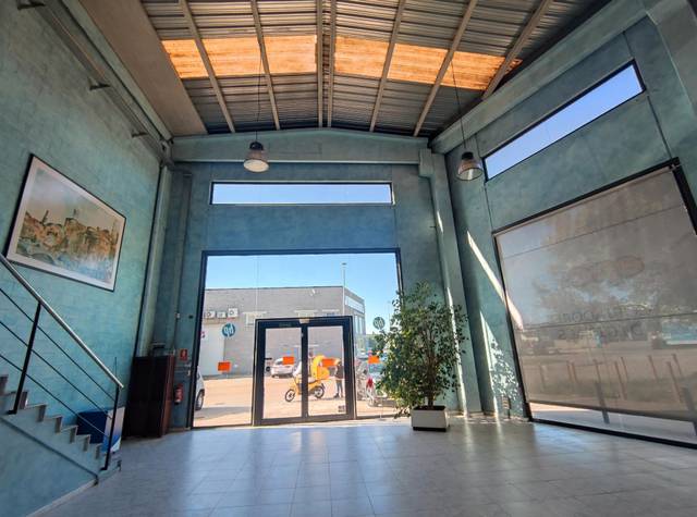 Local comercial en Alquiler en Carrer de Mercè Rodoreda en Barri dels Escriptors