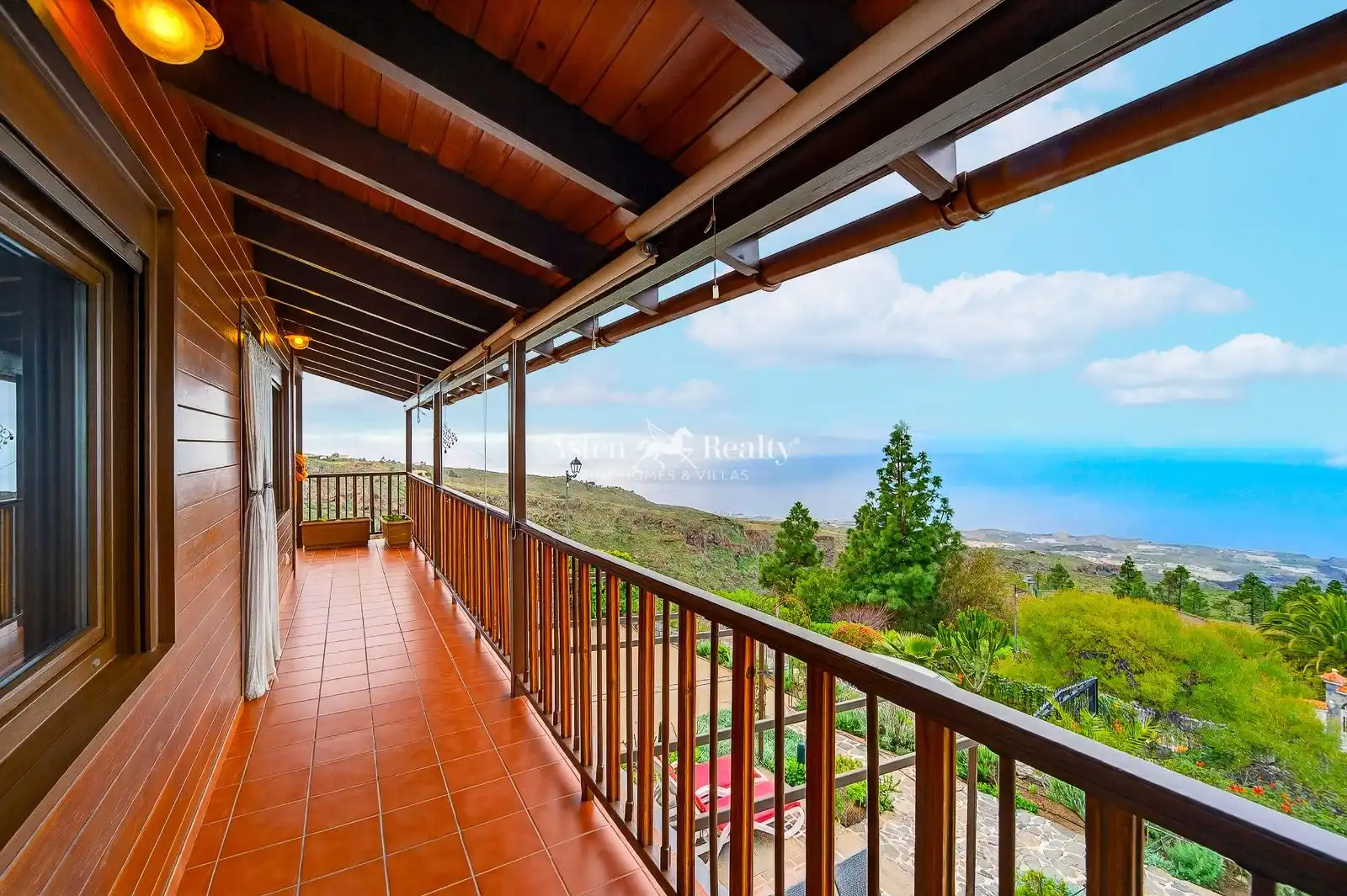Vista exterior de Casa o xalet en venda en Guía de Isora amb Aire condicionat, Terrassa i Moblat