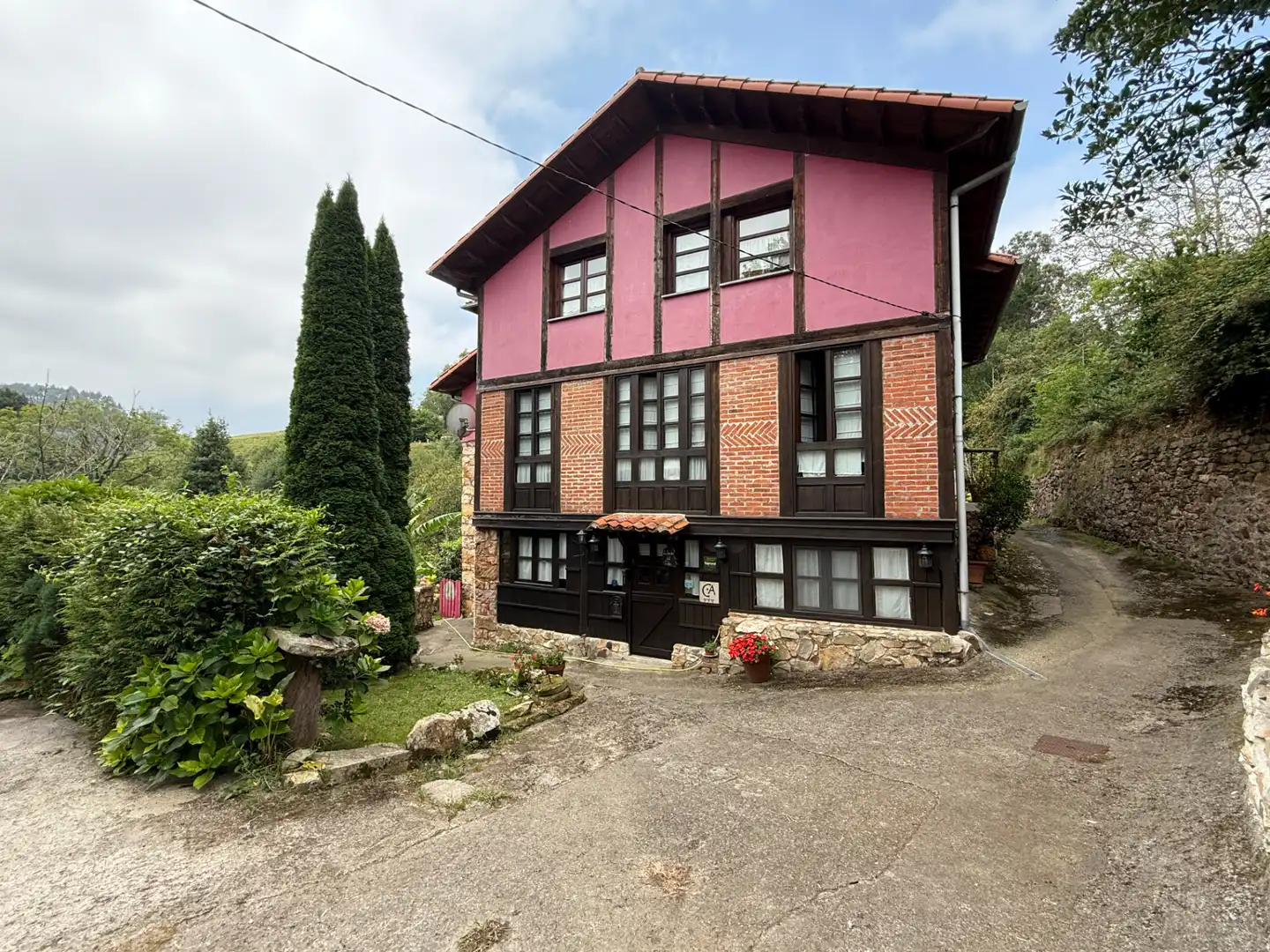 Vista exterior de Casa o xalet en venda en Ribadesella amb Calefacció, Jardí privat i Parquet