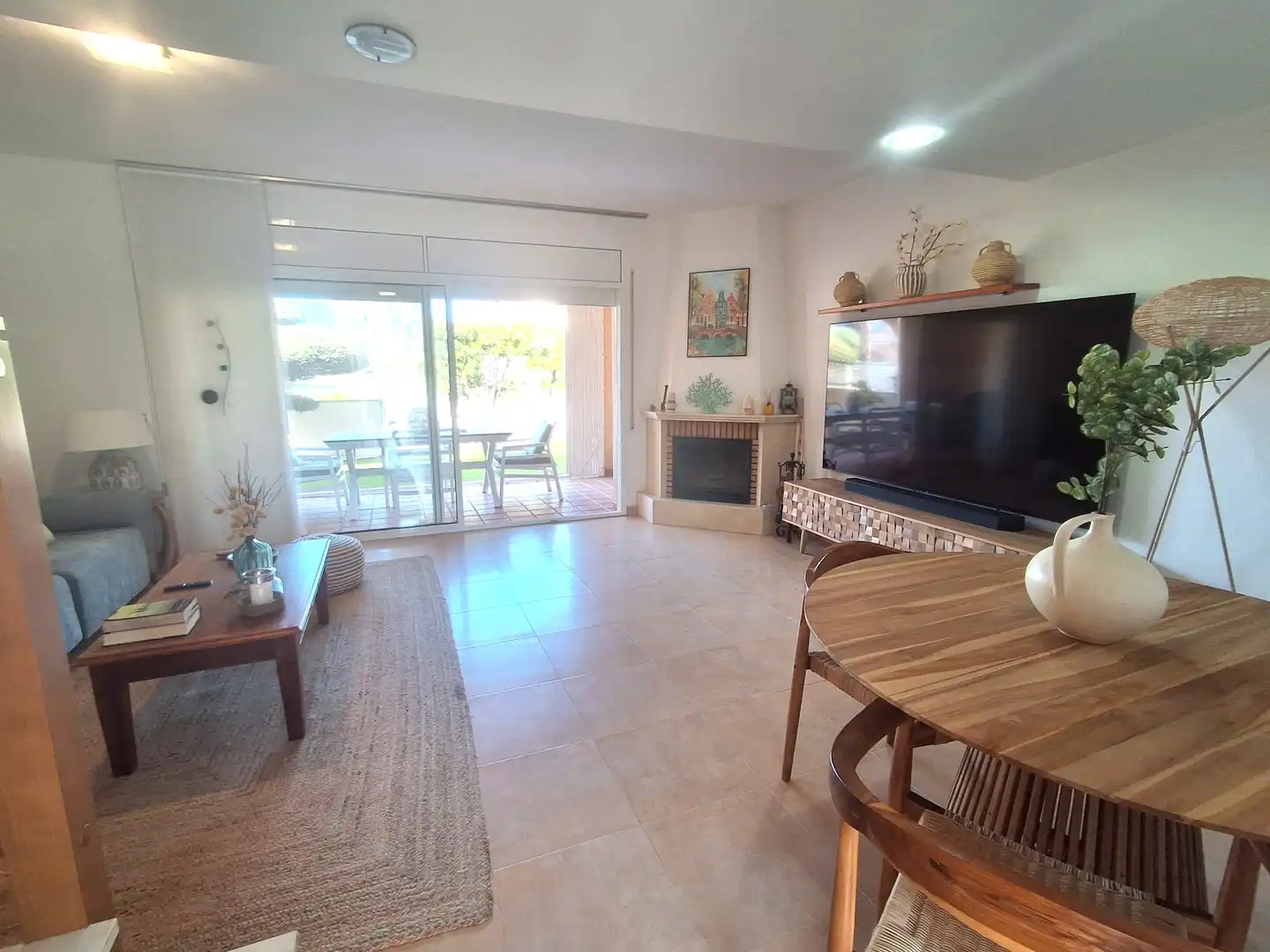 Sala d'estar de Casa adosada en venda en Mont-roig del Camp amb Aire condicionat, Jardí privat i Terrassa