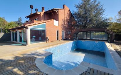 Schwimmbecken von Einfamilien-Reihenhaus miete in Matadepera mit Heizung, Privatgarten und Terrasse