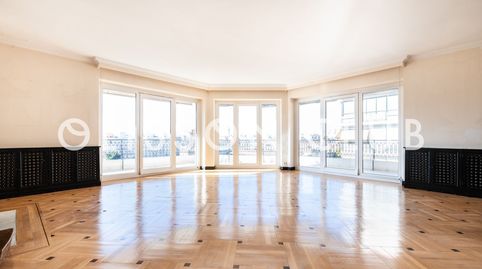 Espectacular vivienda completamente exterior con gran terraza, vistas despejadas en una de las mejores calles del bario de Almagro