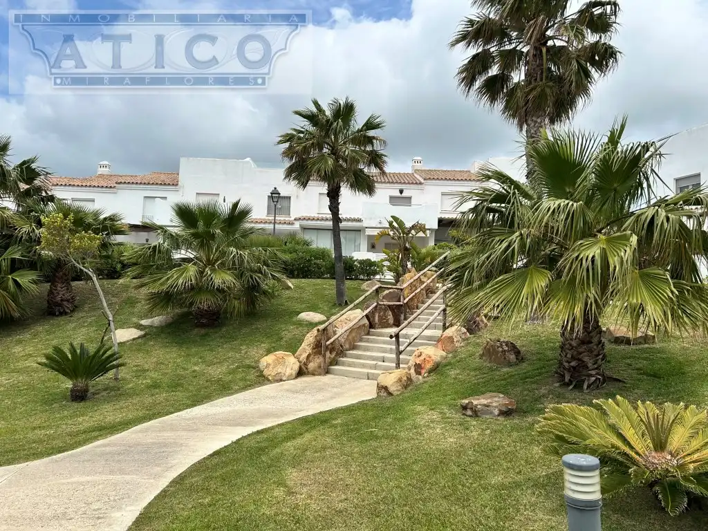 Vista exterior de Casa adosada en venda en Zahara de los Atunes amb Aire condicionat i Moblat