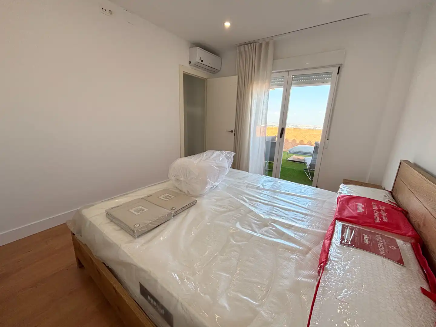 Habitación de Ático de alquiler en La Zubia con Aire acondicionado, Calefacción y Jardín privado