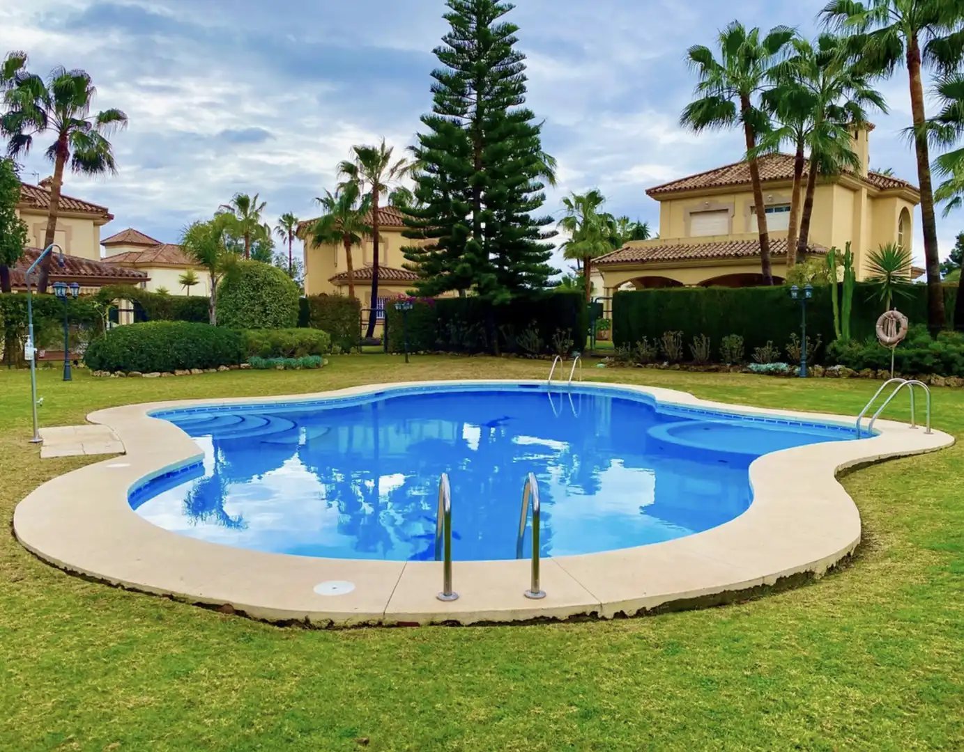Piscina de Casa o xalet en venda en Estepona amb Aire condicionat, Calefacció i Jardí privat