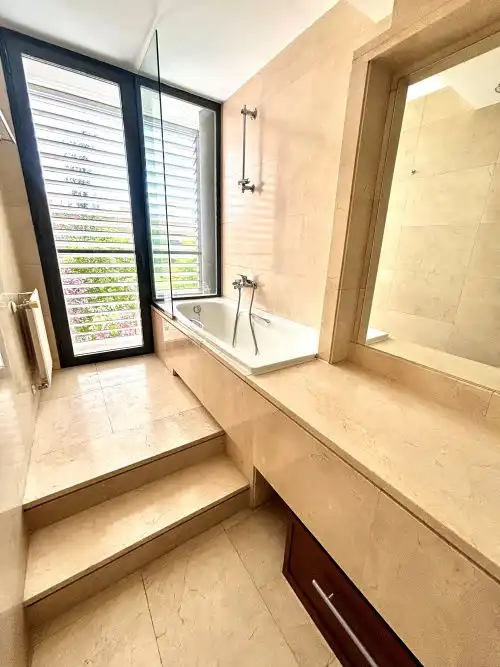 Badezimmer von Wohnung zur Miete in Madrid mit Heizung, Parkett und Terrasse