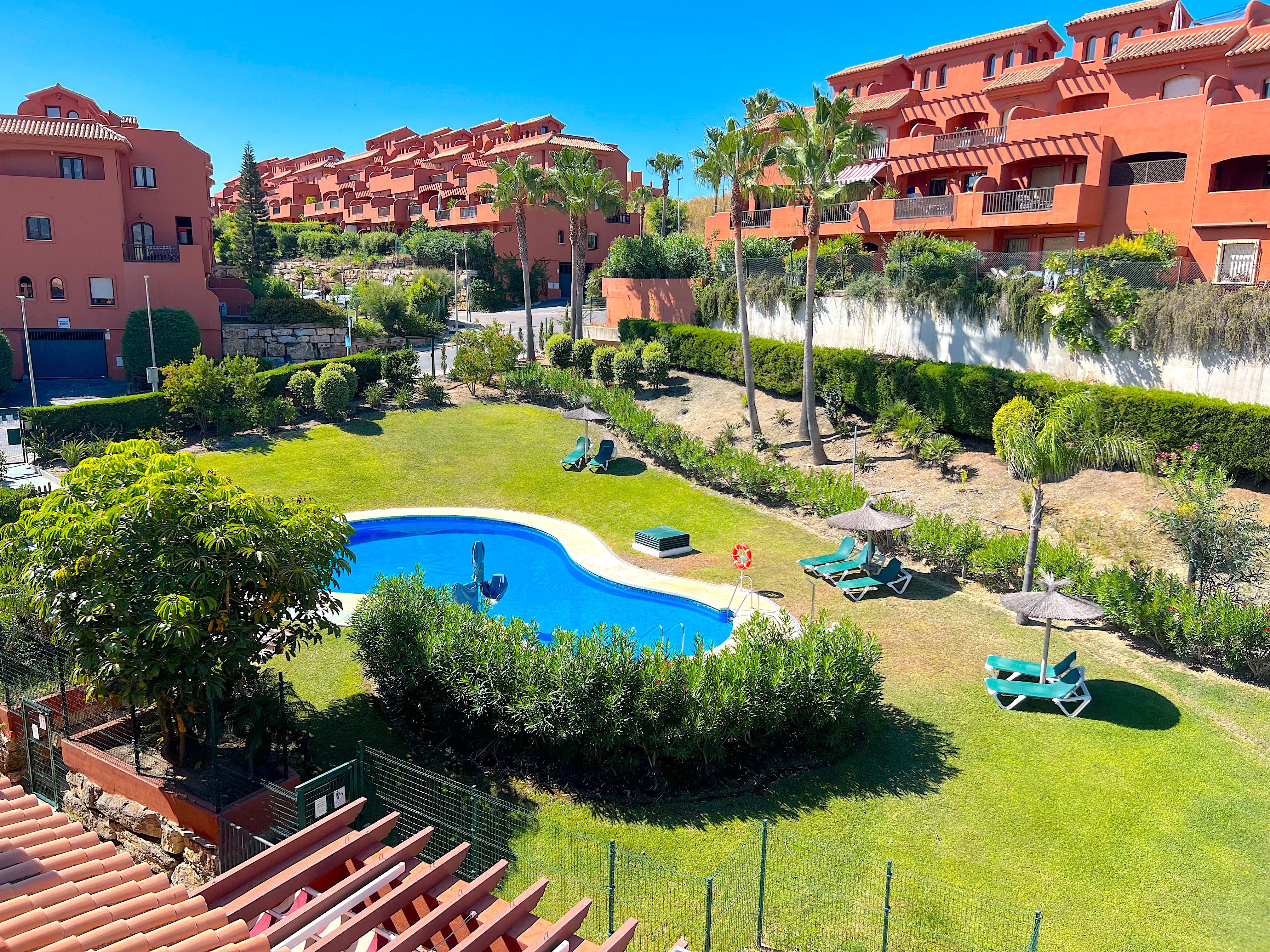 Jardí de Dúplex en venda en Estepona amb Terrassa, Traster i Piscina