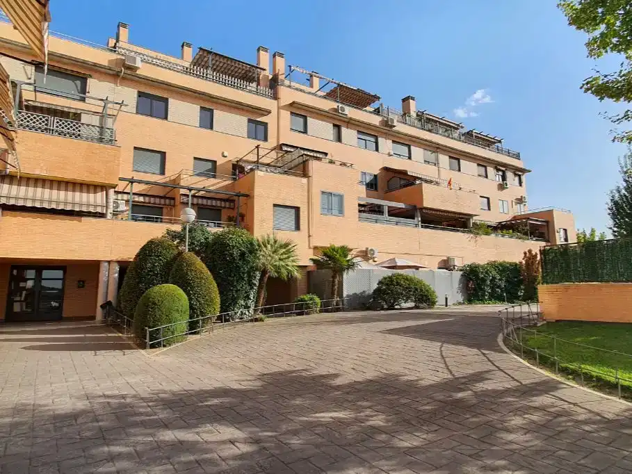 Vista exterior de Pis en venda en Valdemoro amb Aire condicionat i Piscina