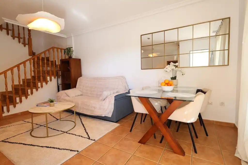 Sala d'estar de Casa adosada de lloguer en Orihuela amb Aire condicionat, Calefacció i Jardí privat