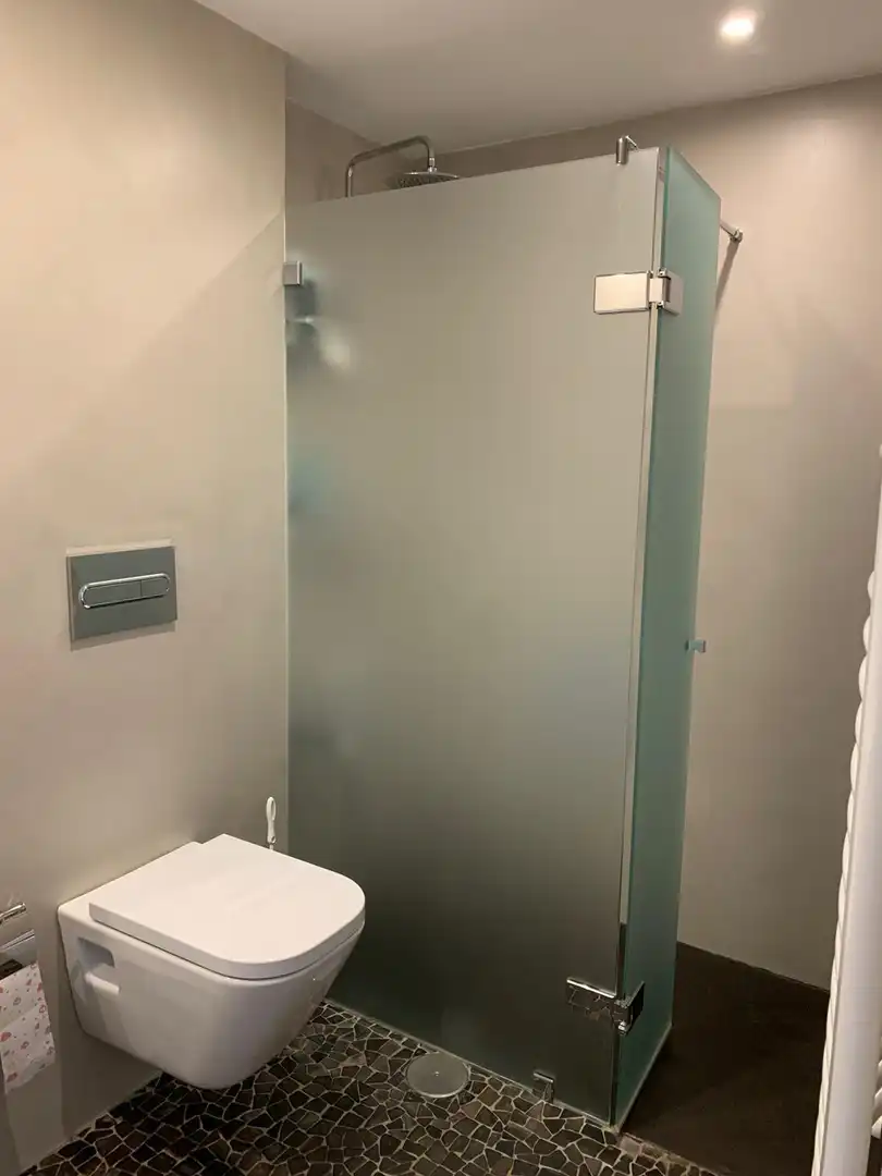 Badezimmer von Dachboden zum Verkauf in Estepona mit Klimaanlage, Heizung und Terrasse
